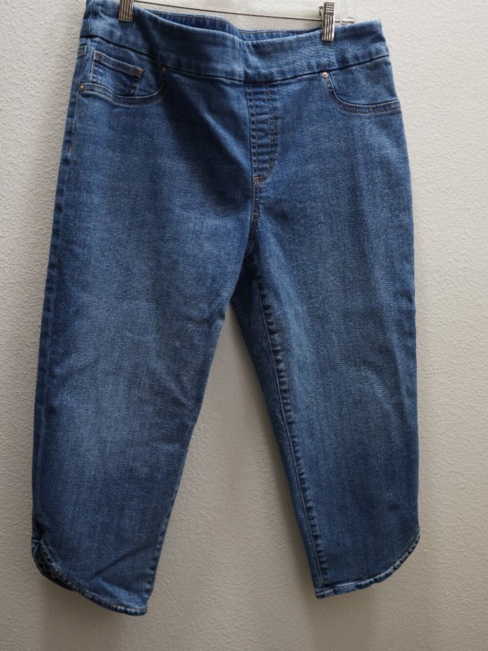 Chico's Pull-On Denim Capri Dolphin-Hem Crop Jeans size 1.5